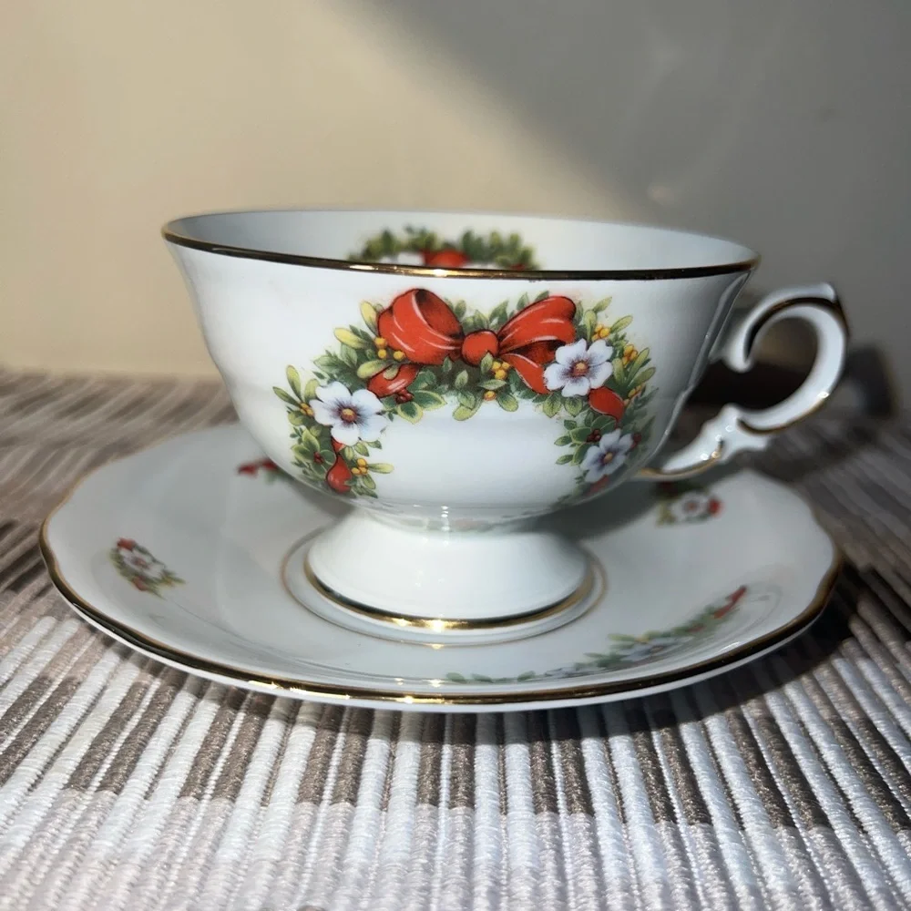 Fielder Keepsakes Fine Porcelain Christmas Teacup & Saucer‎ Set